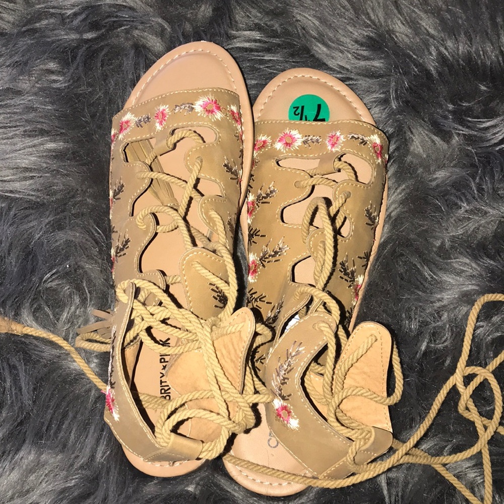 Flowery manmade material sandals